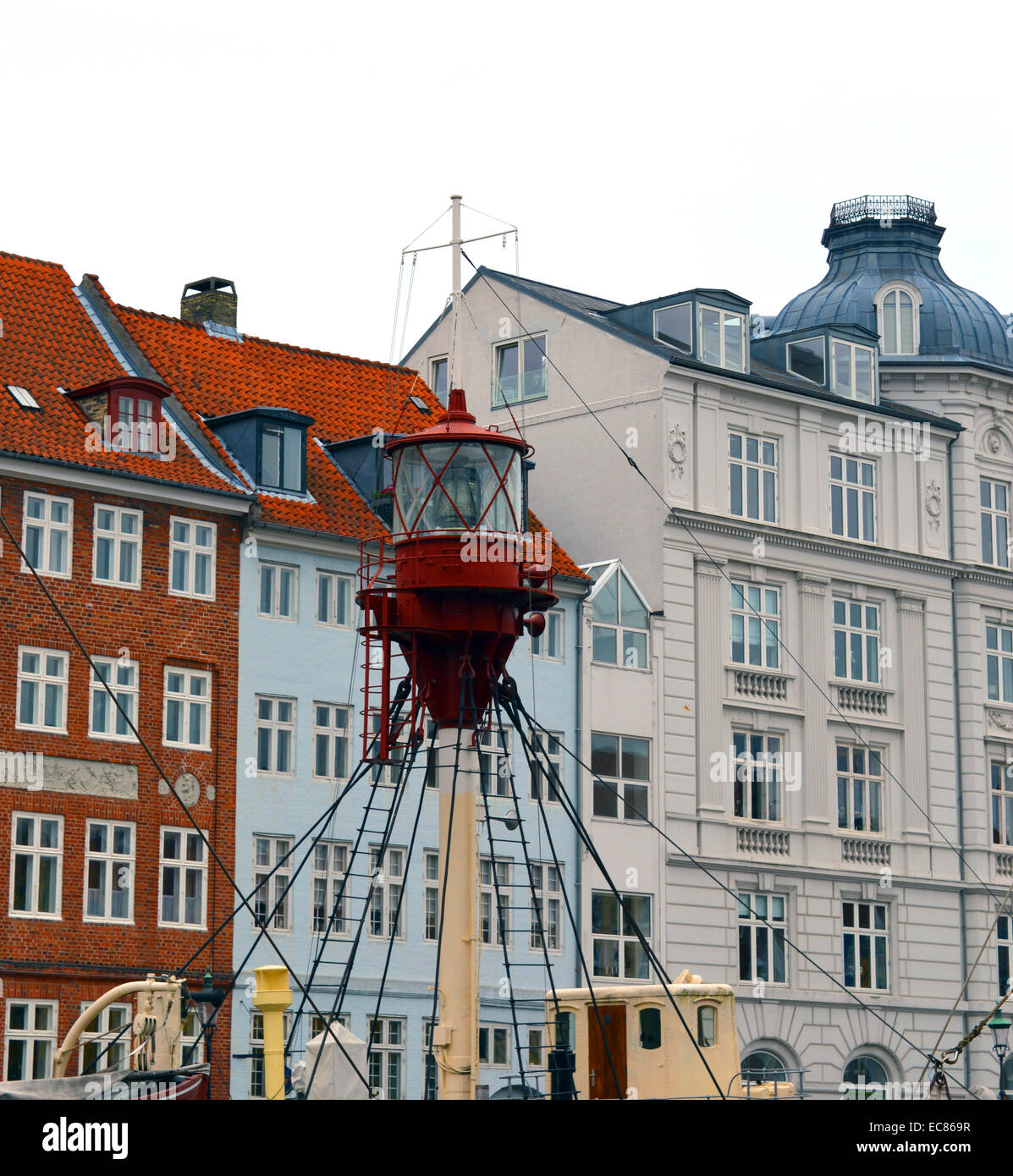 Nyhavn (neuer Hafen); eine aus dem 17. Jahrhundert Waterfront; Kanal- und Unterhaltungsviertel in Kopenhagen; Dänemark. Es wird durch bunte 17. und frühen 18. Jahrhundert Stadthäuser und Bars, Cafés und Restaurants. Stockfoto
