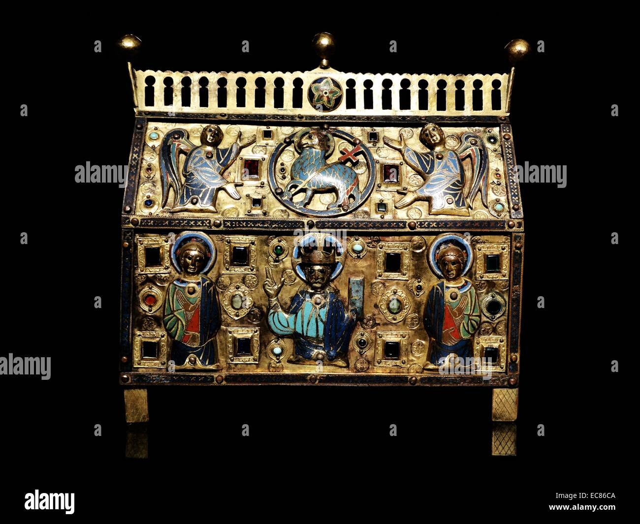 Reliquiar mit Christus, Heiligen und Engeln geschmückt. Vom 13. Jahrhundert Stockfoto