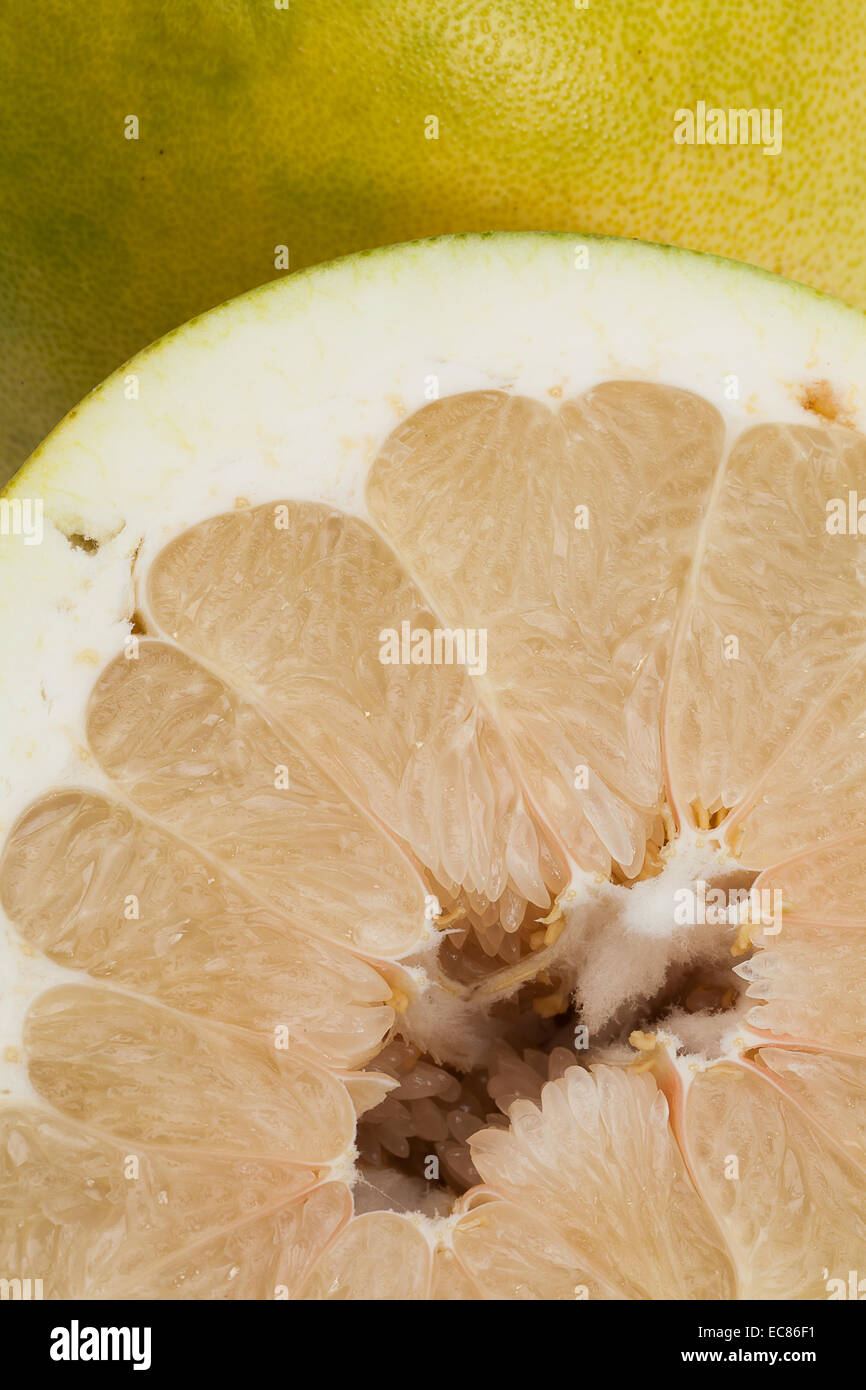 Pomelo Frucht halbiert. Stockfoto