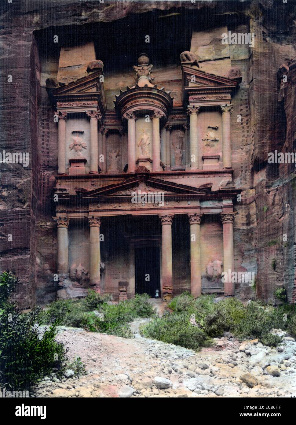 Farbfoto der Tempel El-Khazneh innerhalb der zerstörten Stadt Petra in Jordanien. Datierte 1950 Stockfoto