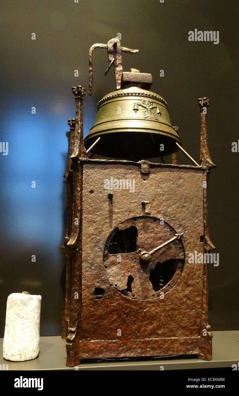Uhr und Schießpulver Horn. Vom 16. Jahrhundert Stockfoto