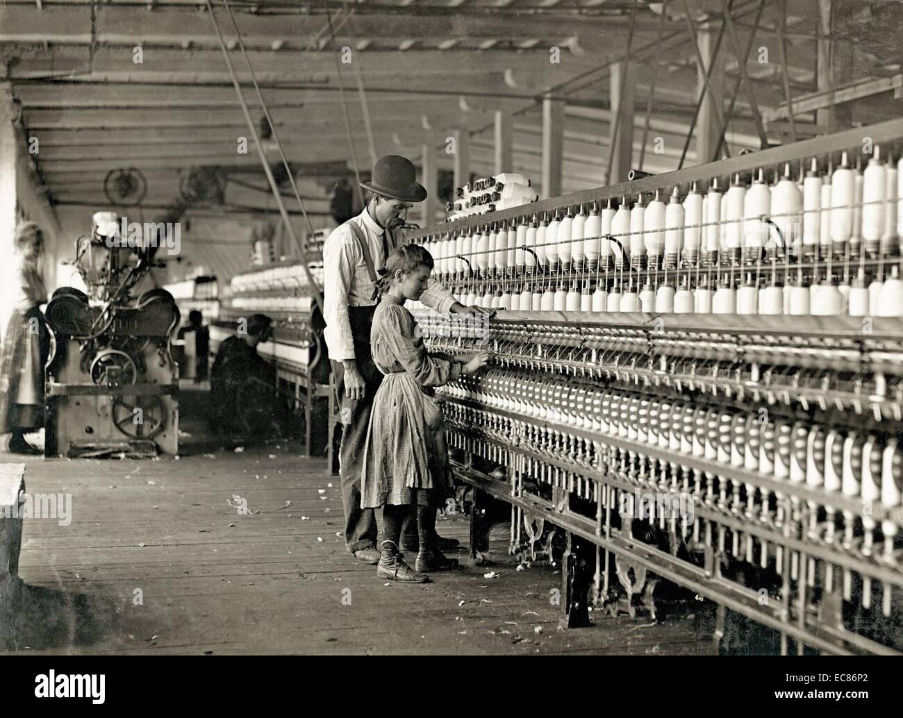 Foto von jungen Mädchen arbeitet als ein Spinner in der Catawba Baumwollspinnereien, Newton, North Carolina. Datiert 1908 Stockfoto