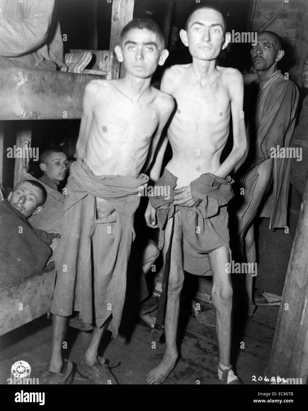 Foto von Überlebenden des Konzentrationslagers Ampfing in Deutschland, von den Truppen der 3. US-Armee befreit. Datiert 1946 Stockfoto