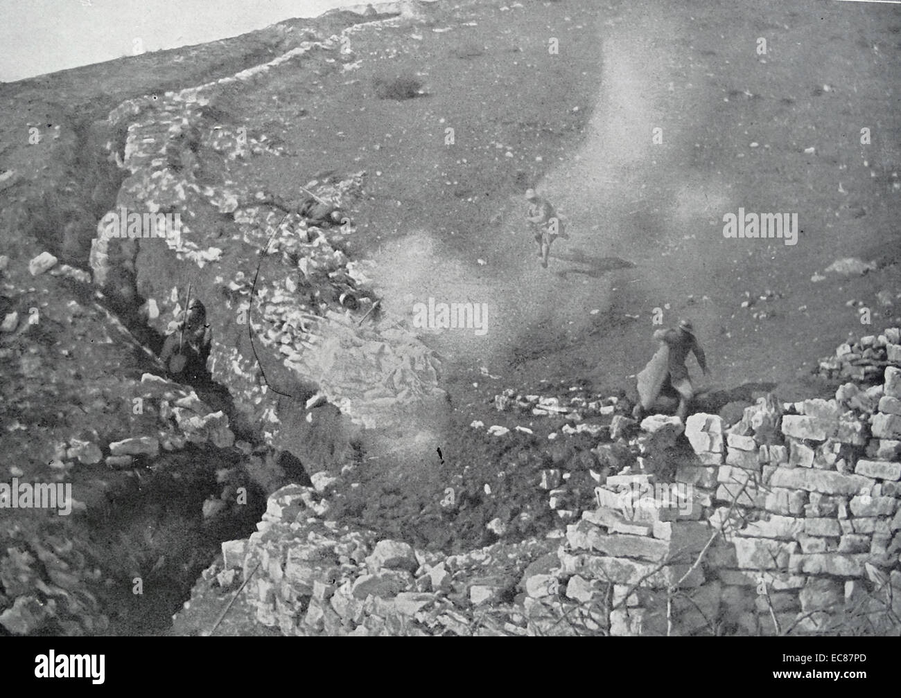 Fotografieren Sie Schrapnell explodiert aus einer australischen Shell abgefeuert an französischen Positionen an der italienischen Front. Datiert 1917 Stockfoto