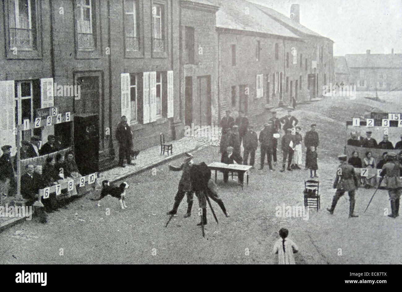 Foto der Deutschen Armee Fotografen unter ID-Fotos für die Ausweise in einem französischen Dorf im Ersten Weltkrieg besetzten. Vom 1915 Stockfoto