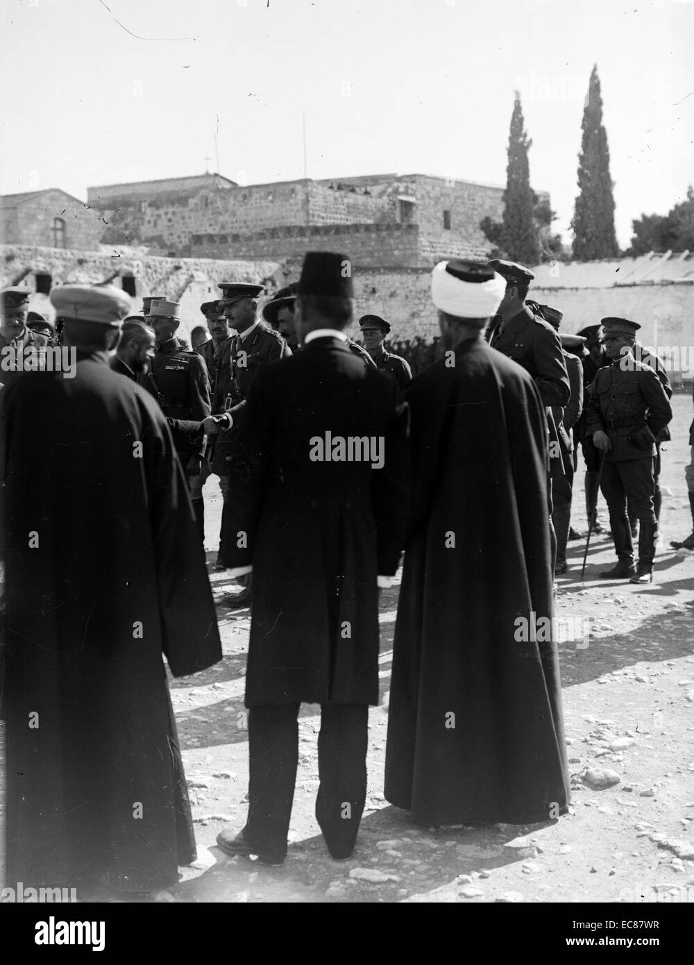 Foto von Feldmarschall Edmund Allenby (1861-1936) arabischen Würdenträgern in Jerusalem zu treffen. Datiert 1917 Stockfoto