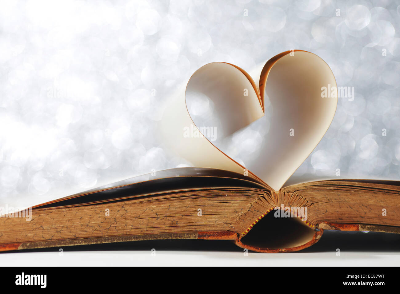 Herz der leere Seiten in einem Buch auf Glitzer Hintergrund Stockfoto