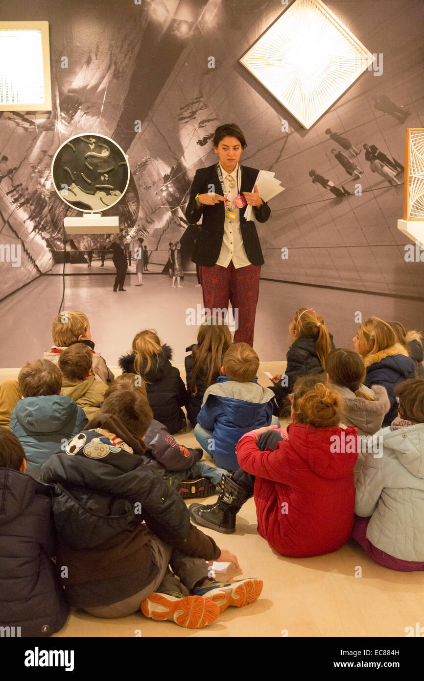 führen Sie mit Kindern bei der Peggy Guggenheim Collection, Venedig, Italien Stockfoto