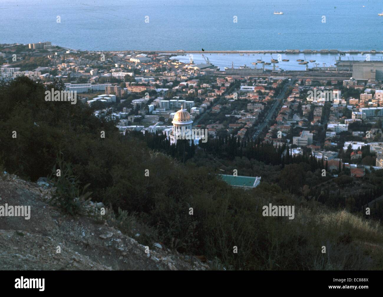 Farbfoto der Bucht von Haifa und der Schrein des Bab, Haifa, Israel, Palästina. Datiert 1930 Stockfoto