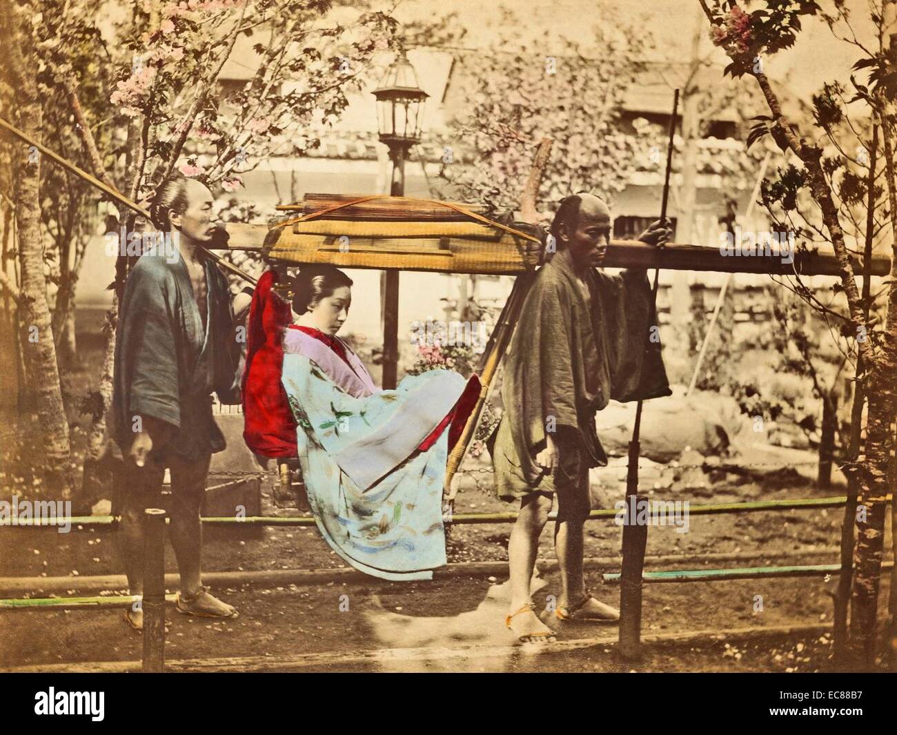 Farbfoto von Japanerinnen in Korb Sänfte. Vom Jahre 1885 Stockfoto