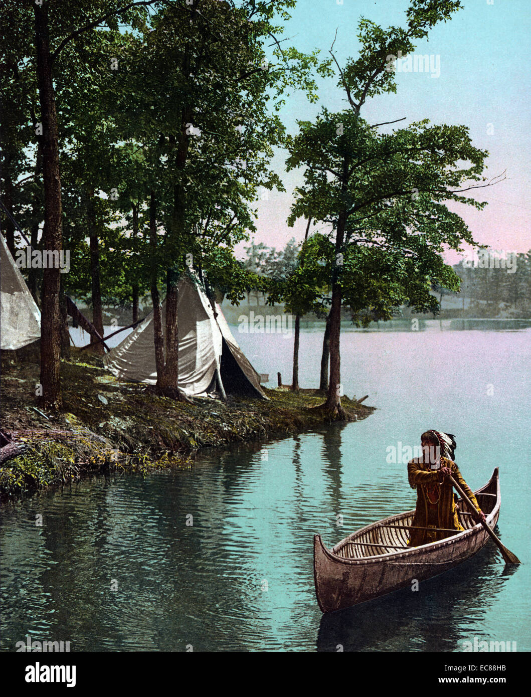 Native American Indian On The Waterfront von einem Tipi. Datiert 1890 Stockfoto