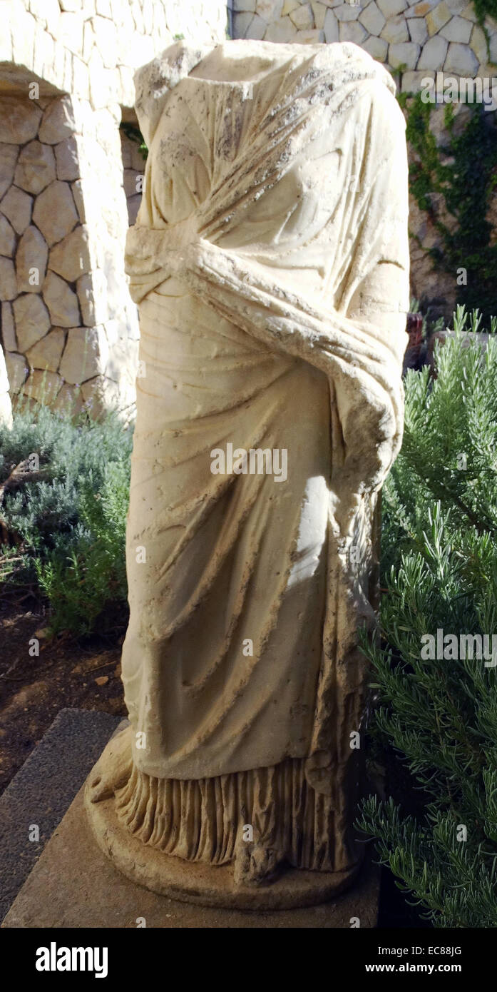 Marmorstatue von einem Roman Woman trägt eine Toga über ein Kleid aus der Römerzeit. Stockfoto