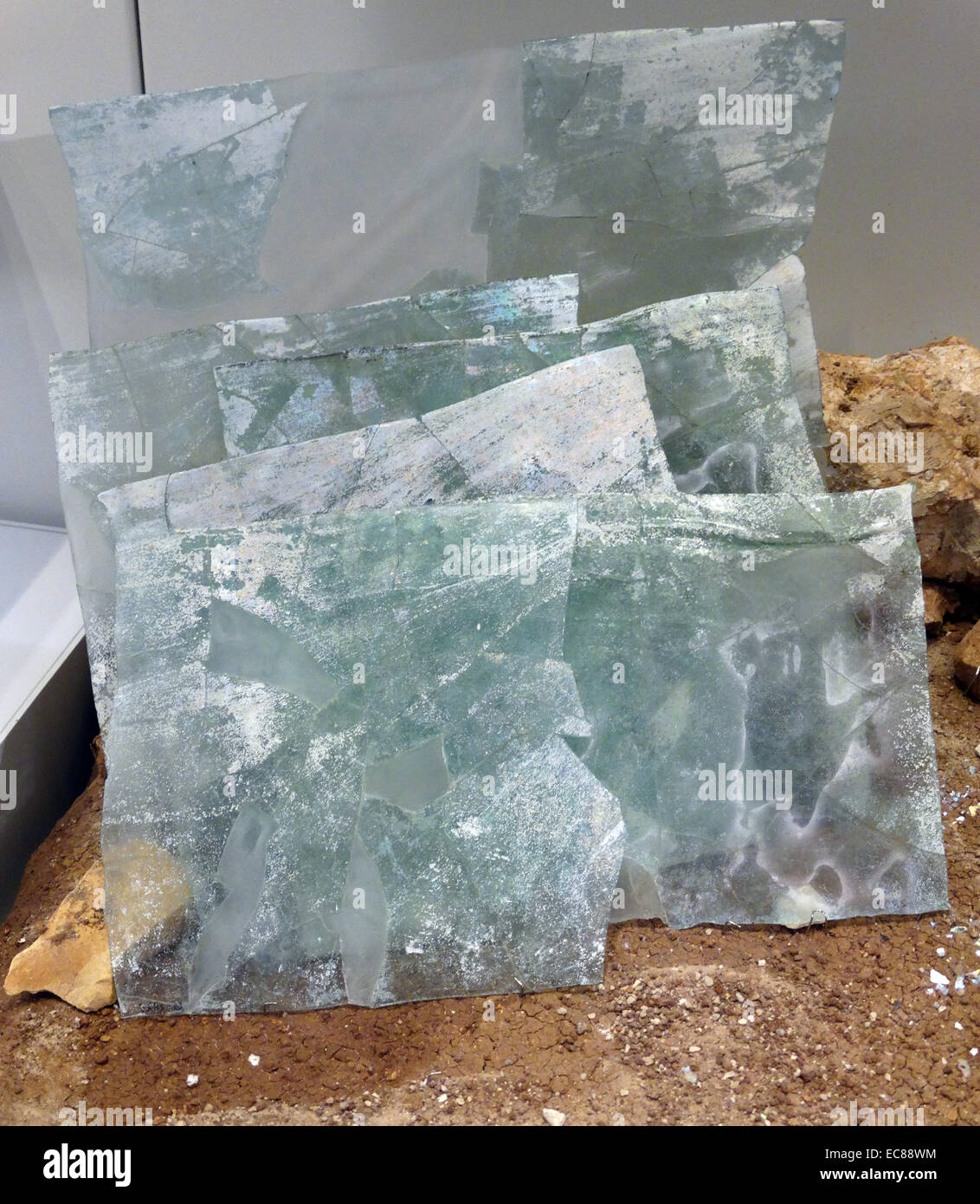 Haufen gestapelt Fensterscheiben, gefunden in einem Glasstudio in Beth Shean. Vom 6. bis 7. Jahrhundert. Stockfoto