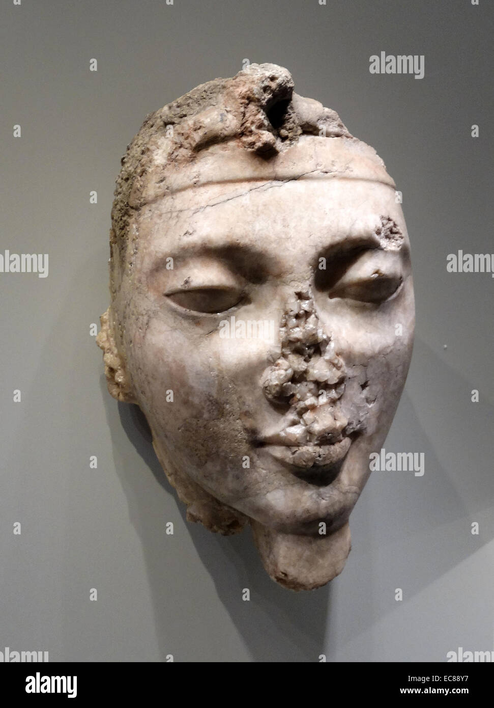 Kopf eines Königs mit einem Uraeus im Schweiße seines Angesichts. Stück ist ein Fragment von einem königlichen Statue. Aus dem 14. Jahrhundert. Stockfoto