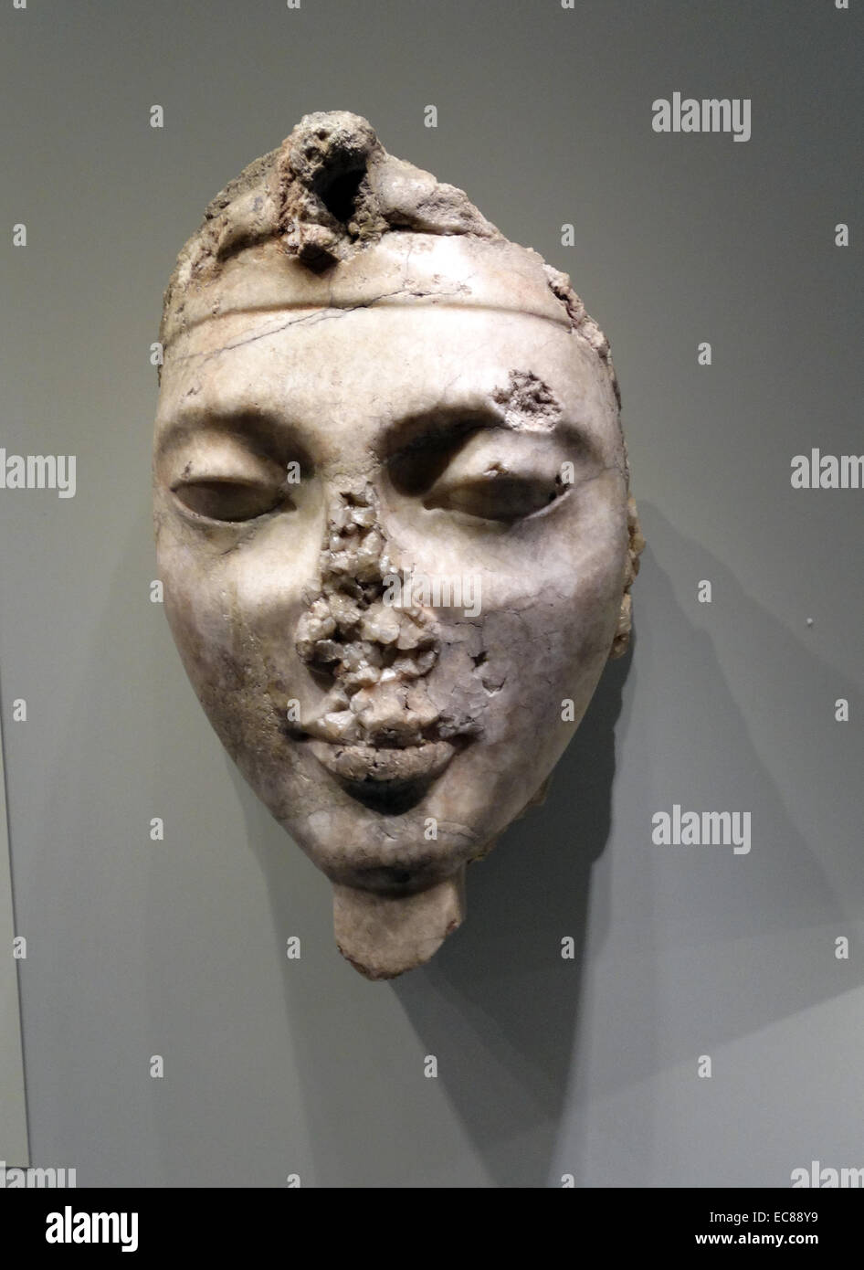 Kopf eines Königs mit einem Uraeus im Schweiße seines Angesichts. Stück ist ein Fragment von einem königlichen Statue. Aus dem 14. Jahrhundert. Stockfoto