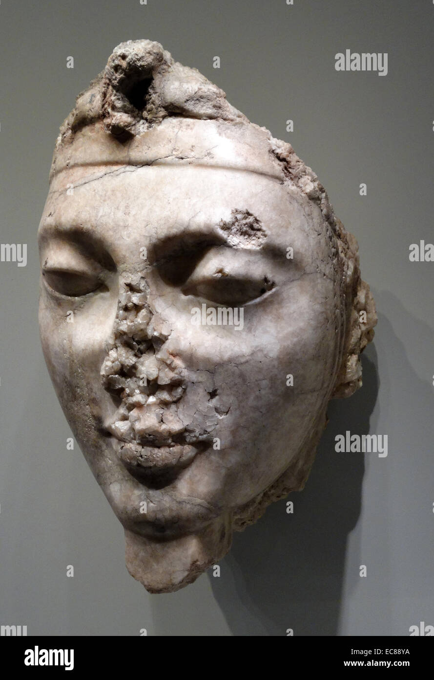 Kopf eines Königs mit einem Uraeus im Schweiße seines Angesichts. Stück ist ein Fragment von einem königlichen Statue. Aus dem 14. Jahrhundert. Stockfoto