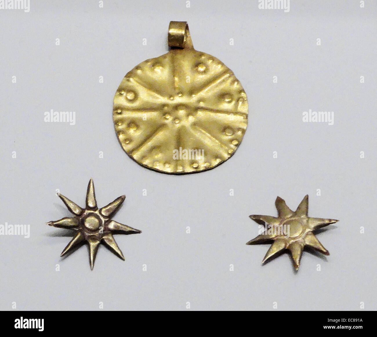 Sternförmigen Ornamenten für Anwendung auf göttliche Kleidungsstücke. Aus Assyrien, aus dem 1. Jahrtausend BC. Stockfoto