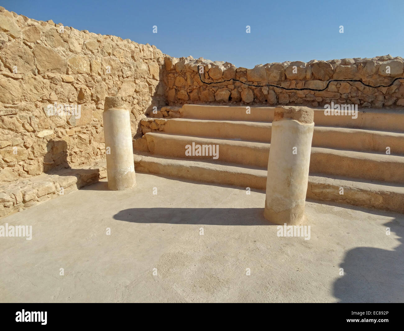 Die Überreste der Synagoge gefunden auf Masada dating zum 5. und 6. Jahrhundert. Masada ist eine alte Festung im südlichen Bezirk von Israel auf einer isolierten Felsen am östlichen Rand der Judäischen Wüste gelegen, mit Blick auf das Tote Meer. Vom 2014 Stockfoto