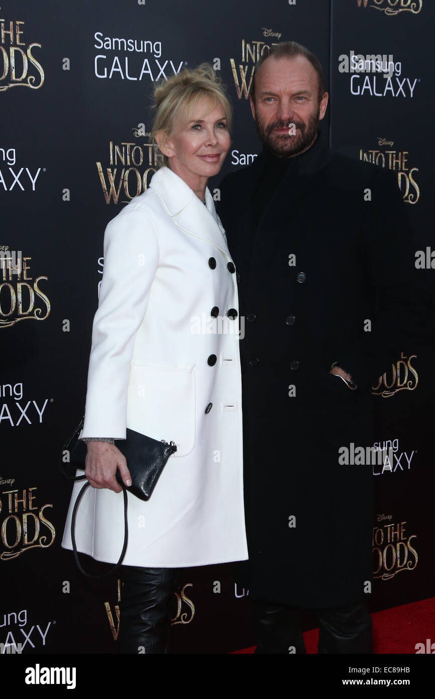 New York, USA. 8. Dezember 2014. Singer Sting (R) und Frau Trudie Styler besuchen Sie die "Into The Woods"-Premiere im Ziegfeld Theatre am 8. Dezember 2014 in New York City. Bildnachweis: Debby Wong/Alamy Live-Nachrichten Stockfoto