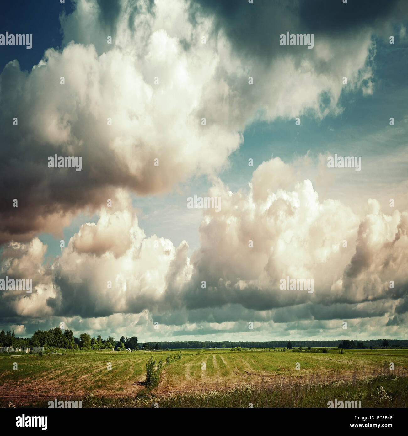 Leere Landschaft mit dramatischen Wolkenhimmel. Vintage getönten quadratischen Foto mit Instagram-Filter-Effekt Stockfoto