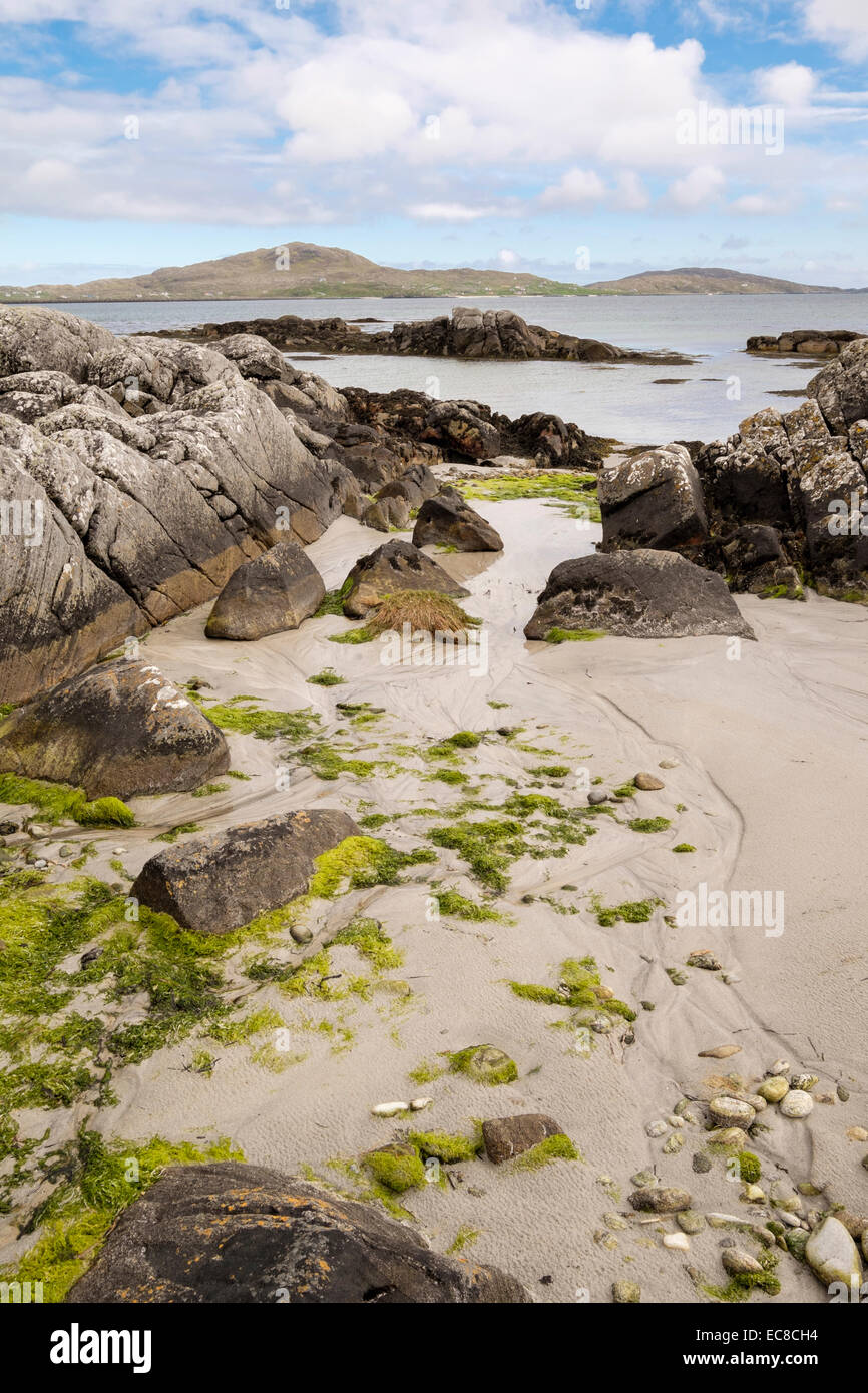 Felsigen Strand bei Ebbe mit Blick auf Eriskay vom Kilbride, South Uist, äußeren Hebriden, Western Isles, Schottland, UK, Großbritannien Stockfoto