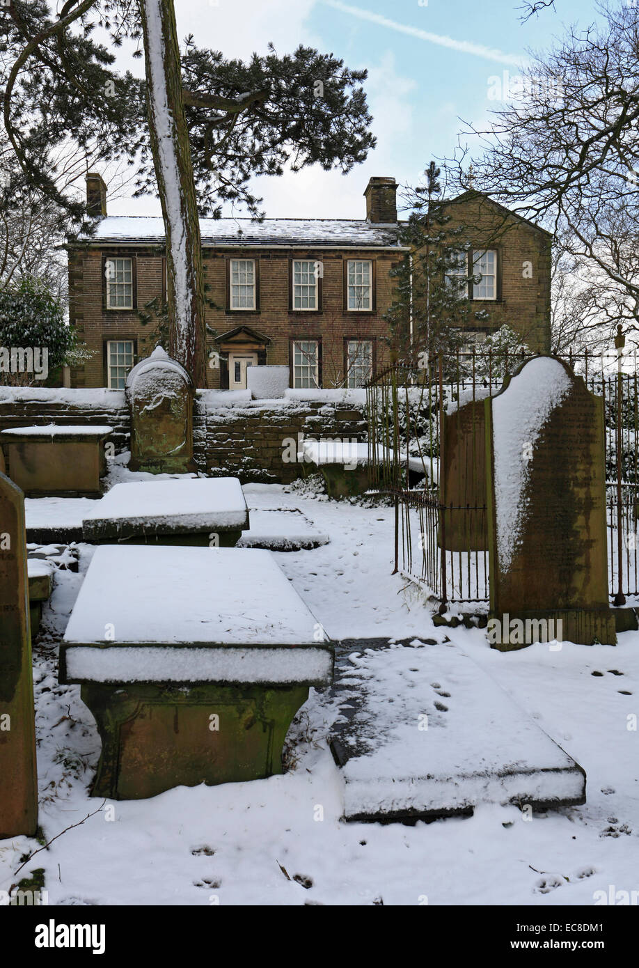 Friedhof im Winter und Bronte Parsonage Museum, Haworth, West Yorkshire, England. Stockfoto