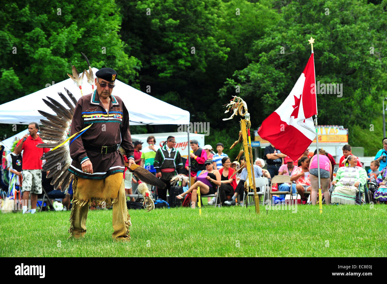 Eingeborene Kanadier teilnehmen in Canada Day Feierlichkeiten in einem Park in London, Ontario. Stockfoto