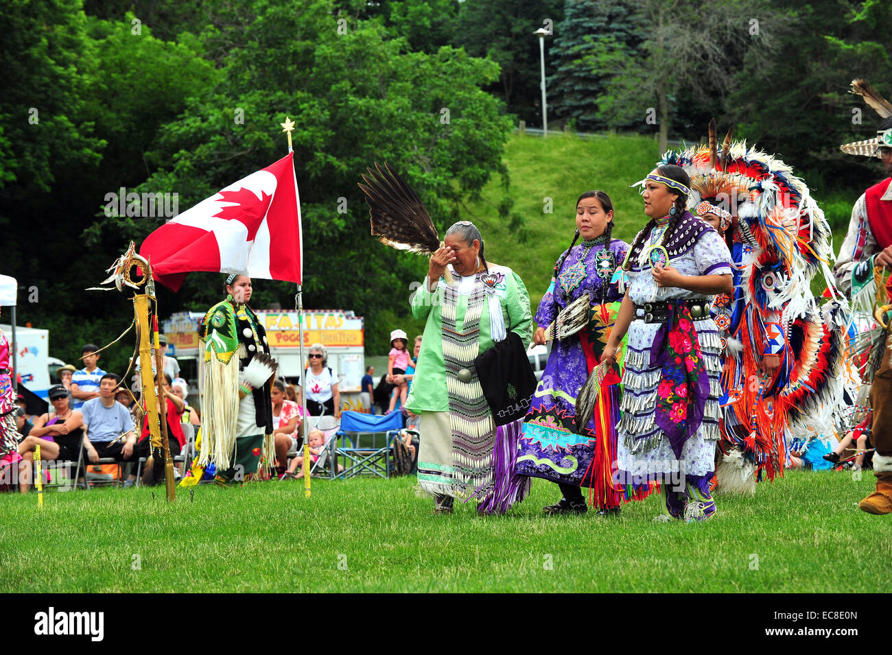 Eingeborene Kanadier teilnehmen in Canada Day Feierlichkeiten in einem Park in London, Ontario. Stockfoto