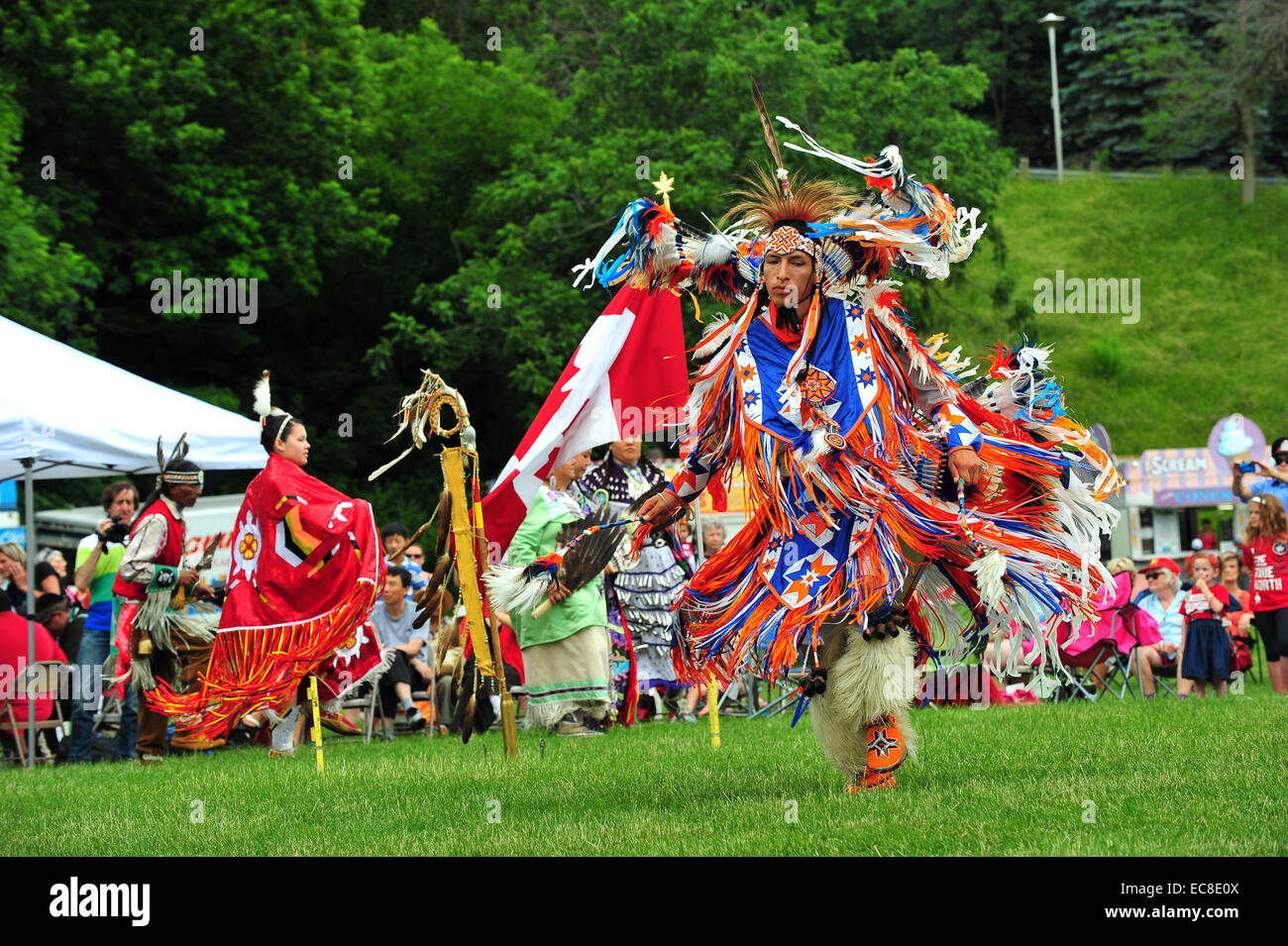Eingeborene Kanadier teilnehmen in Canada Day Feierlichkeiten in einem Park in London, Ontario. Stockfoto