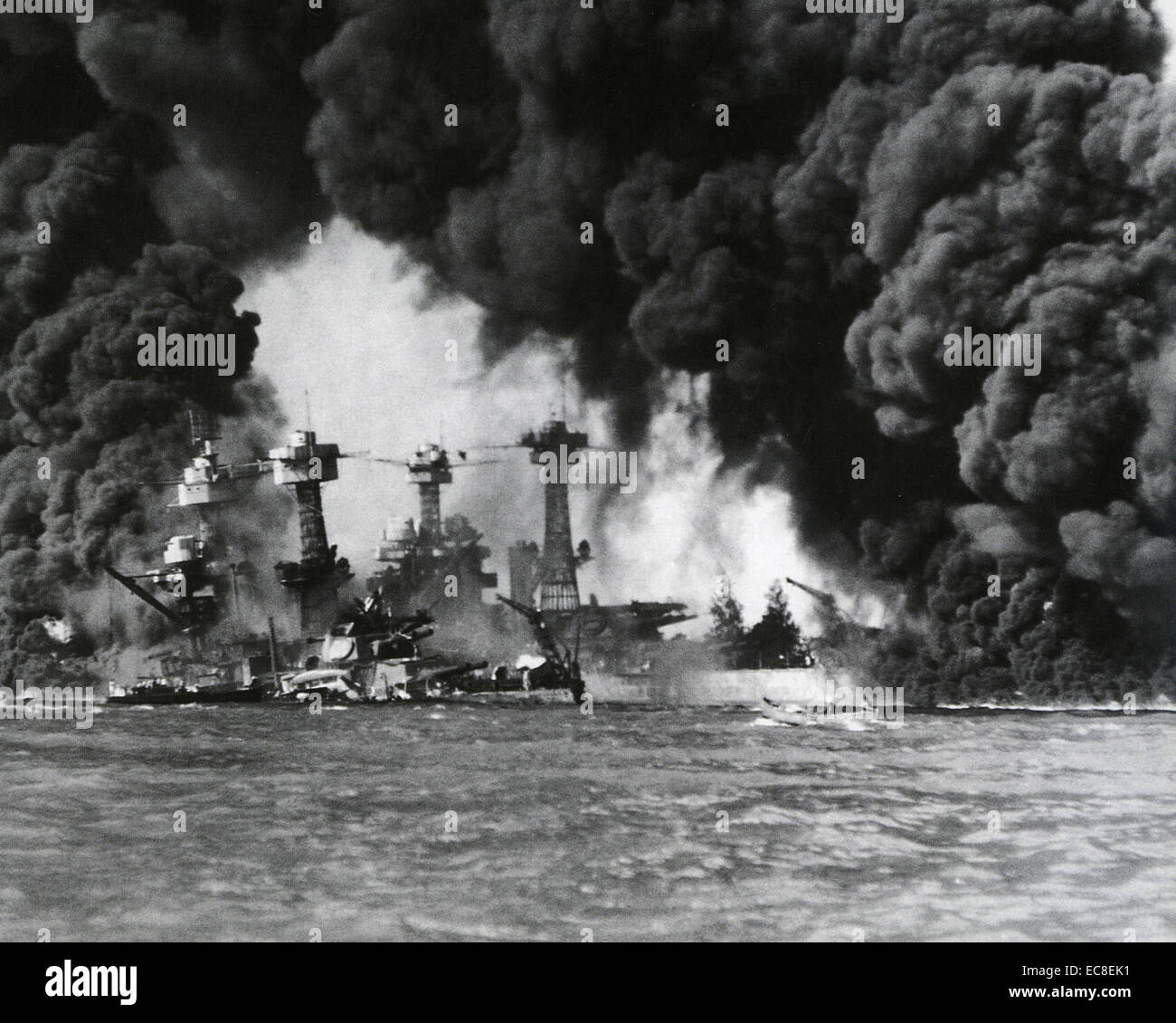 PEARL HARBOUR 7. Dezember 1941. Rauch und Feuer erheben die USS West Virginia und USS Tennessee Stockfoto