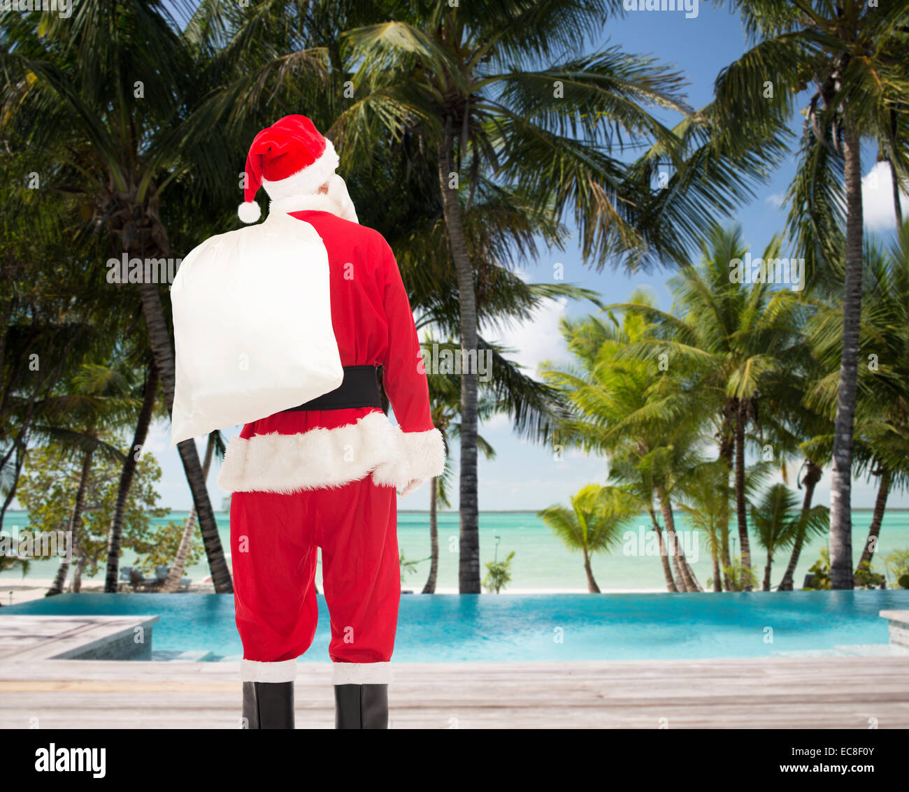 Mann im Kostüm des Weihnachtsmannes mit Tasche Stockfoto