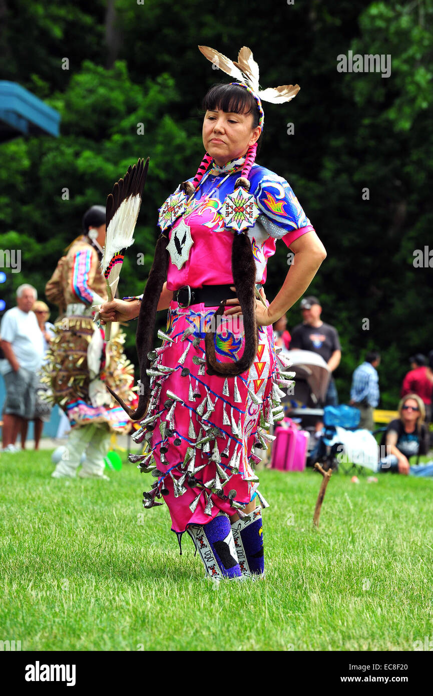 Eingeborene Kanadier teilnehmen in Canada Day Feierlichkeiten in einem Park in London, Ontario. Stockfoto