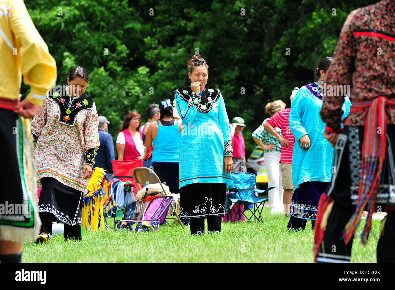 Eingeborene Kanadier Frauen teilnehmen in Canada Day Feierlichkeiten in einem Park in London, Ontario. Stockfoto