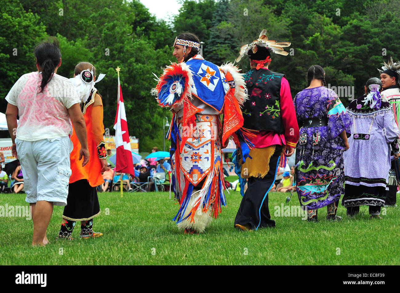 Eingeborene Kanadier teilnehmen in Canada Day Feierlichkeiten in einem Park in London, Ontario. Stockfoto