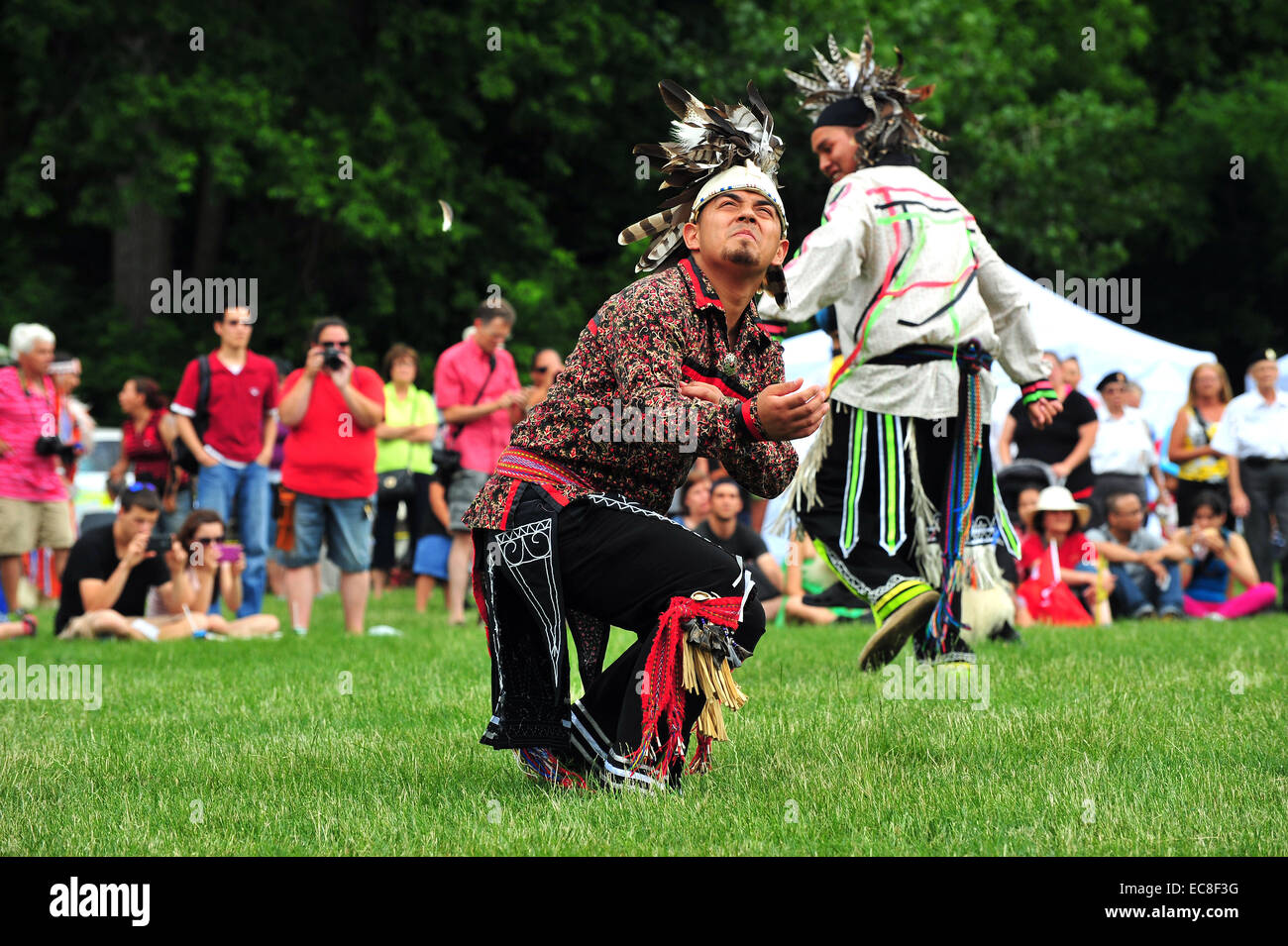 Eingeborene Kanadier teilnehmen in Canada Day Feierlichkeiten in einem Park in London, Ontario. Stockfoto