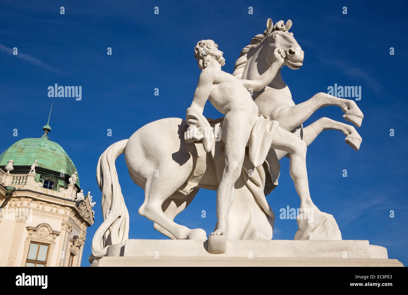 Wien - die Statue vor dem oberen Belvedere auf mit der mythologischen Motiv. Stockfoto