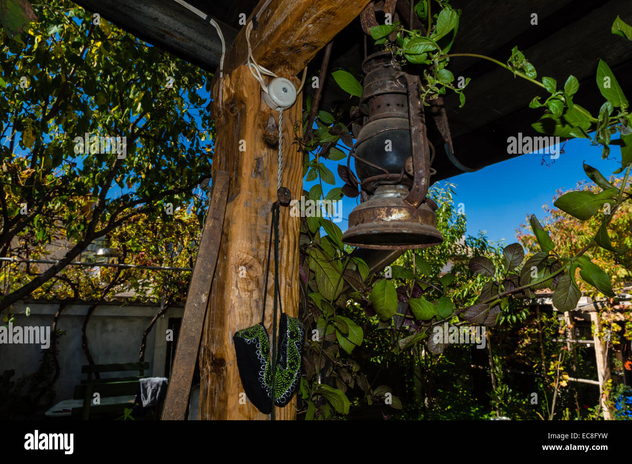 Eine alte rostige Laterne, Outdoor-Gartendekoration Stockfotografie
