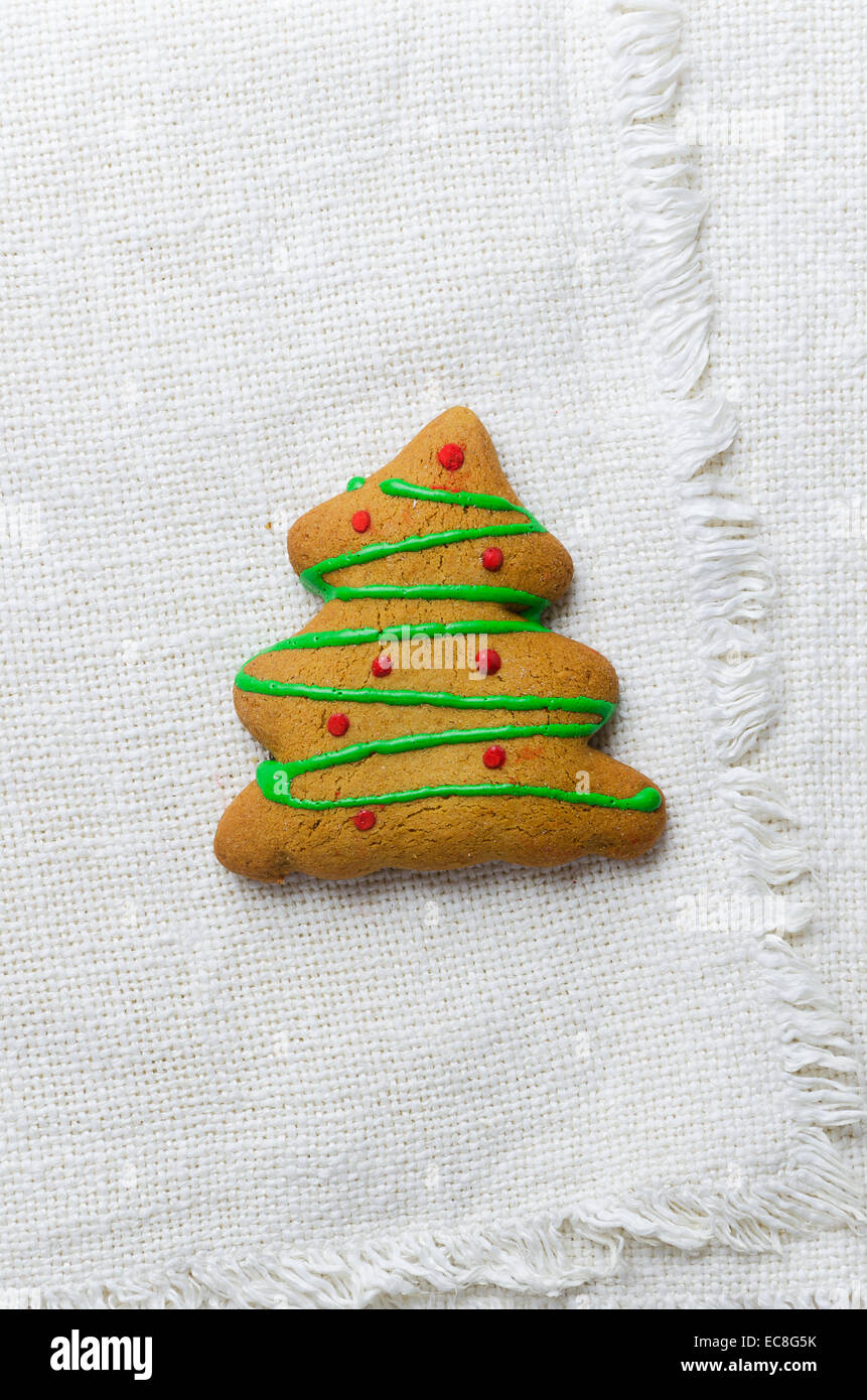 Hausgemachter Lebkuchen Weihnachtsbaum in weißes Tuch über Ansicht Stockfoto