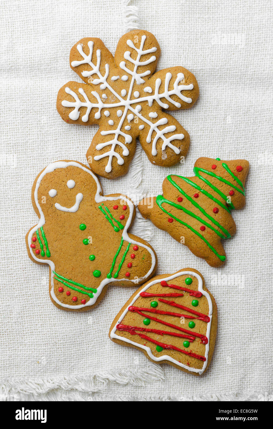 Hausgemachter Lebkuchen über weißes Tuch über Ansicht Stockfoto