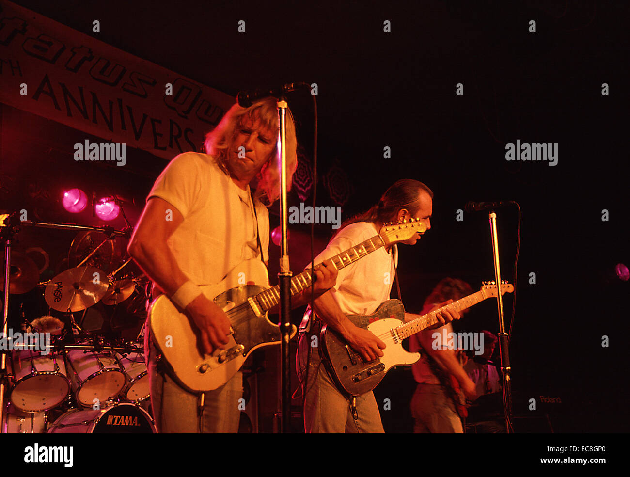 Status Quo auf der Bühne im Butlins Camp in Minehead feiert ihren 25 Jahre zusammen Stockfoto