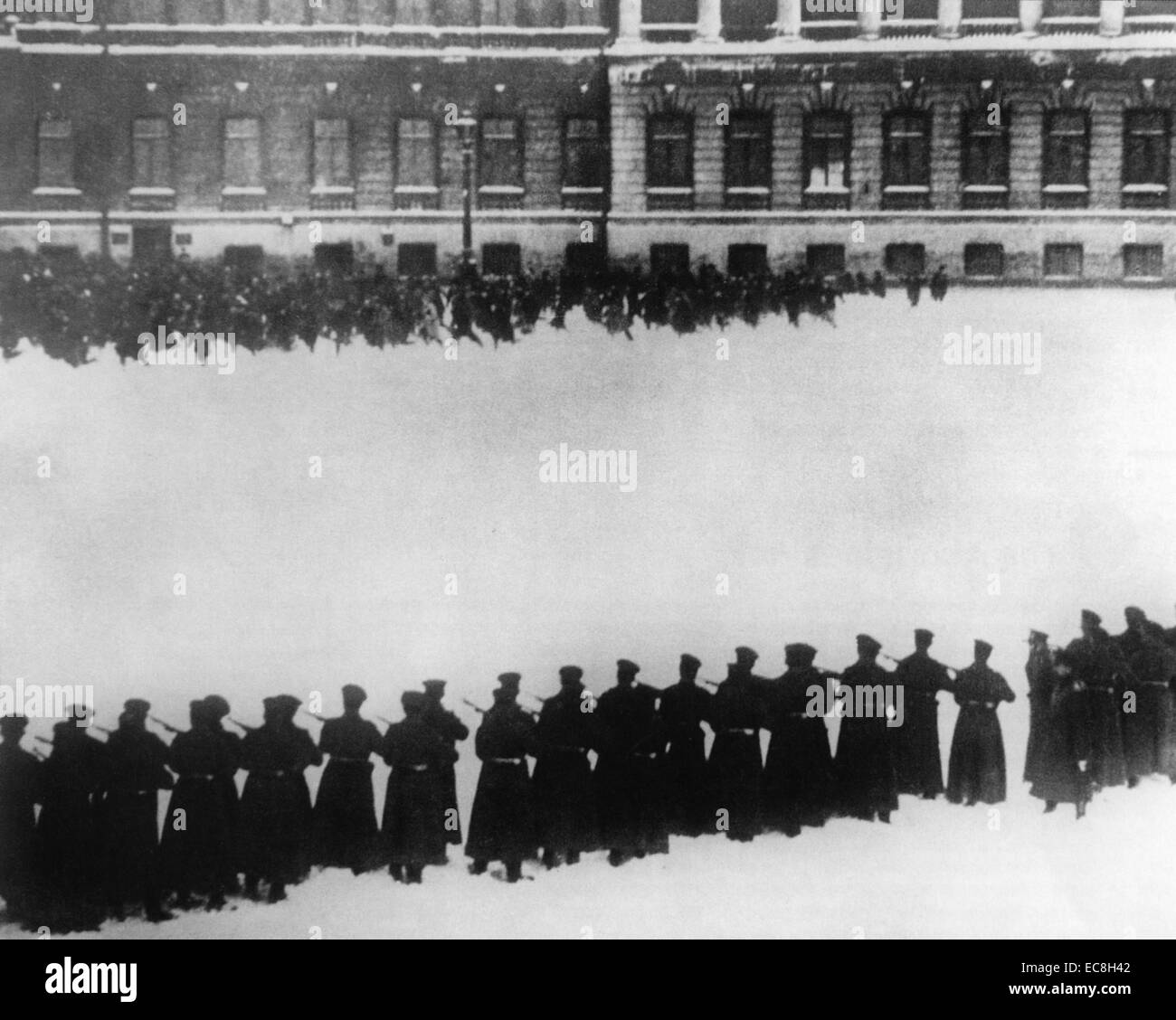 BLOODY SUNDAY St.Petersburg 22. Januar 1905. Noch aus der 1925 sowjetischen film Devyatoe Yanvara (9. Januar) zeigt bewaffneten Soldaten gegenüber Demonstranten nahe dem Eingang zum Winterpalais Stockfoto