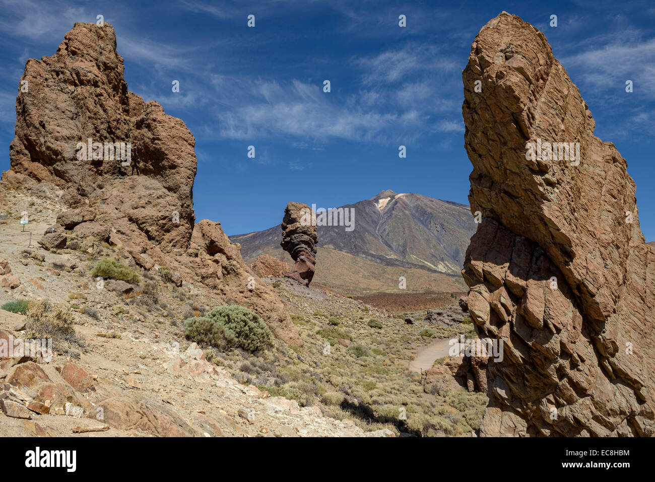 Rockt de García im Nationalpark Las Canadas del Teide mit berühmten Cinchado Rock und Teide Vulkan Gipfel, Teneriffa, Kanarische Inseln Stockfoto