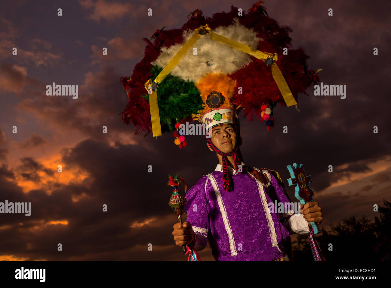 Traditionelle kostümierter Folk Tänzer tragen einen Zapoteken Krieger Kopfschmuck stellt bei Sonnenuntergang im Laufe des Tages von den Dead Festival in Spanisch als D'a de Muertos am 29. Oktober 2014 in Oaxaca, Mexiko bekannt. Stockfoto