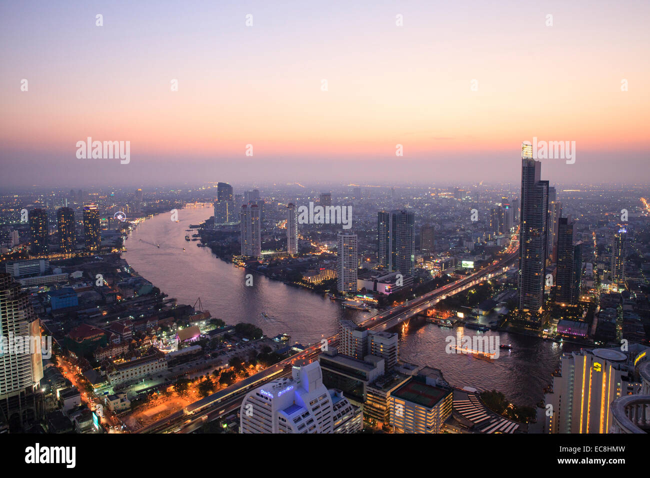 Skyline von Bangkok in der Abenddämmerung Stockfoto