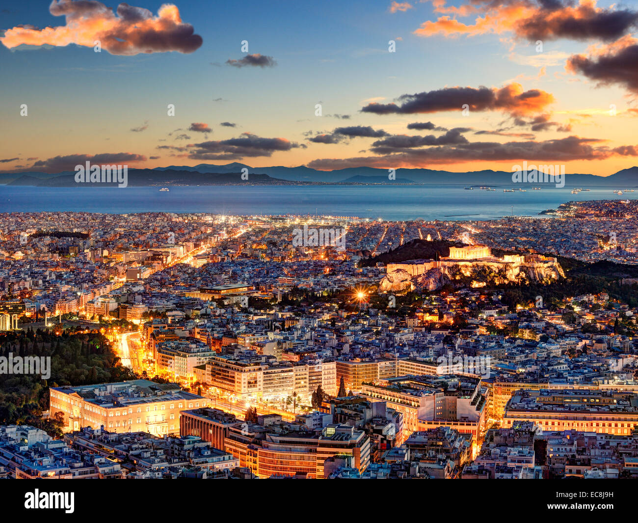 Athen nach Sonnenuntergang mit Blick auf den Parthenon auf der Akropolis, dem Parlament und den Saronischen Inseln in Griechenland Stockfoto