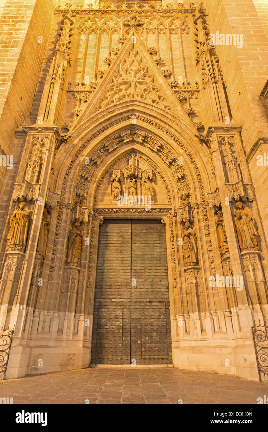 Sevilla - Portal Puerta de Bautismo vom 15. Cent von N. Martinez und J. Norman auf die Kathedrale de Santa Maria De La Sede Stockfoto
