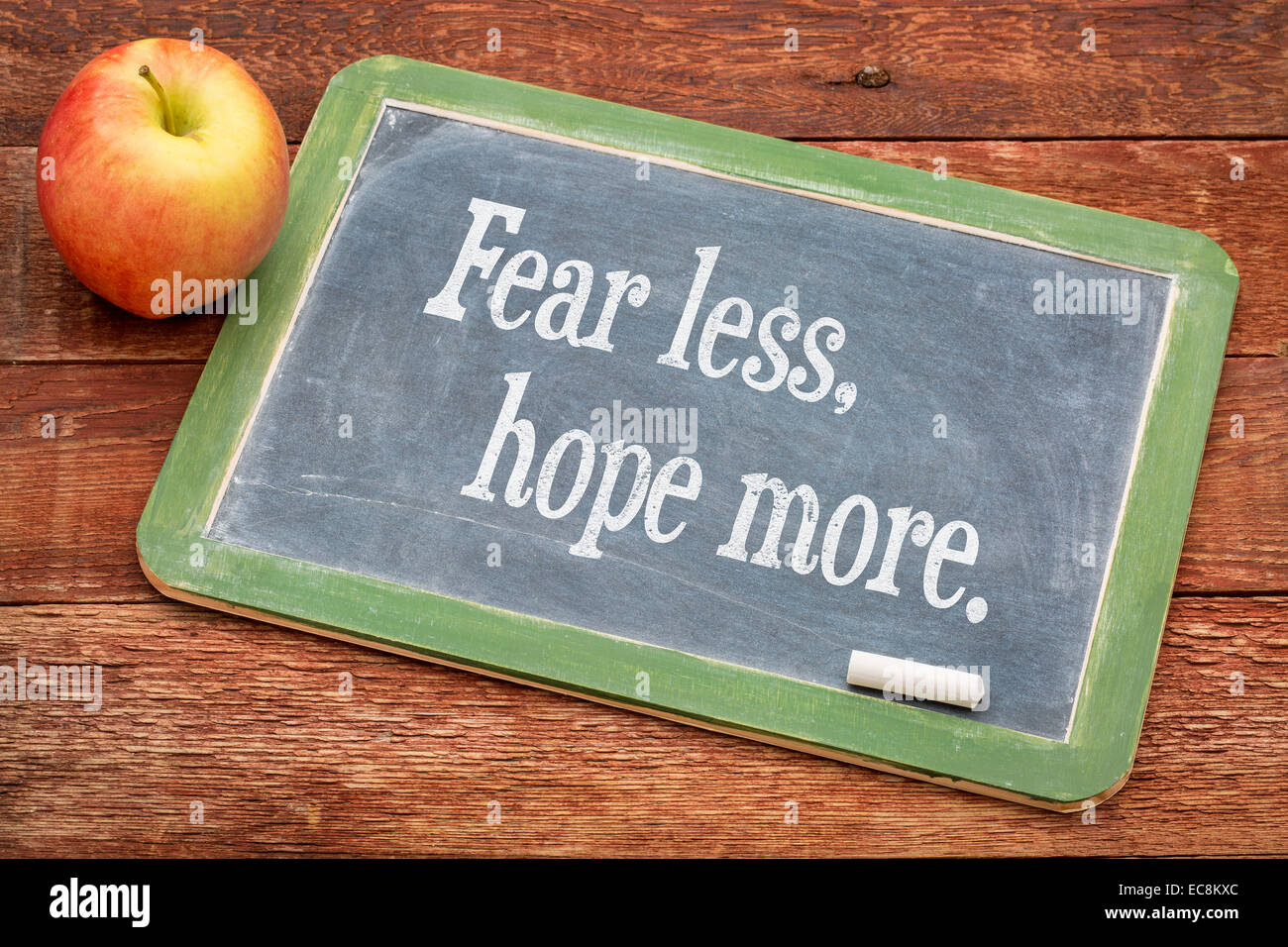 Angst vor weniger, hoffe mehr - Worte der Weisheit auf einer Schiefertafel Tafel gegen rote Scheune Holz Stockfoto
