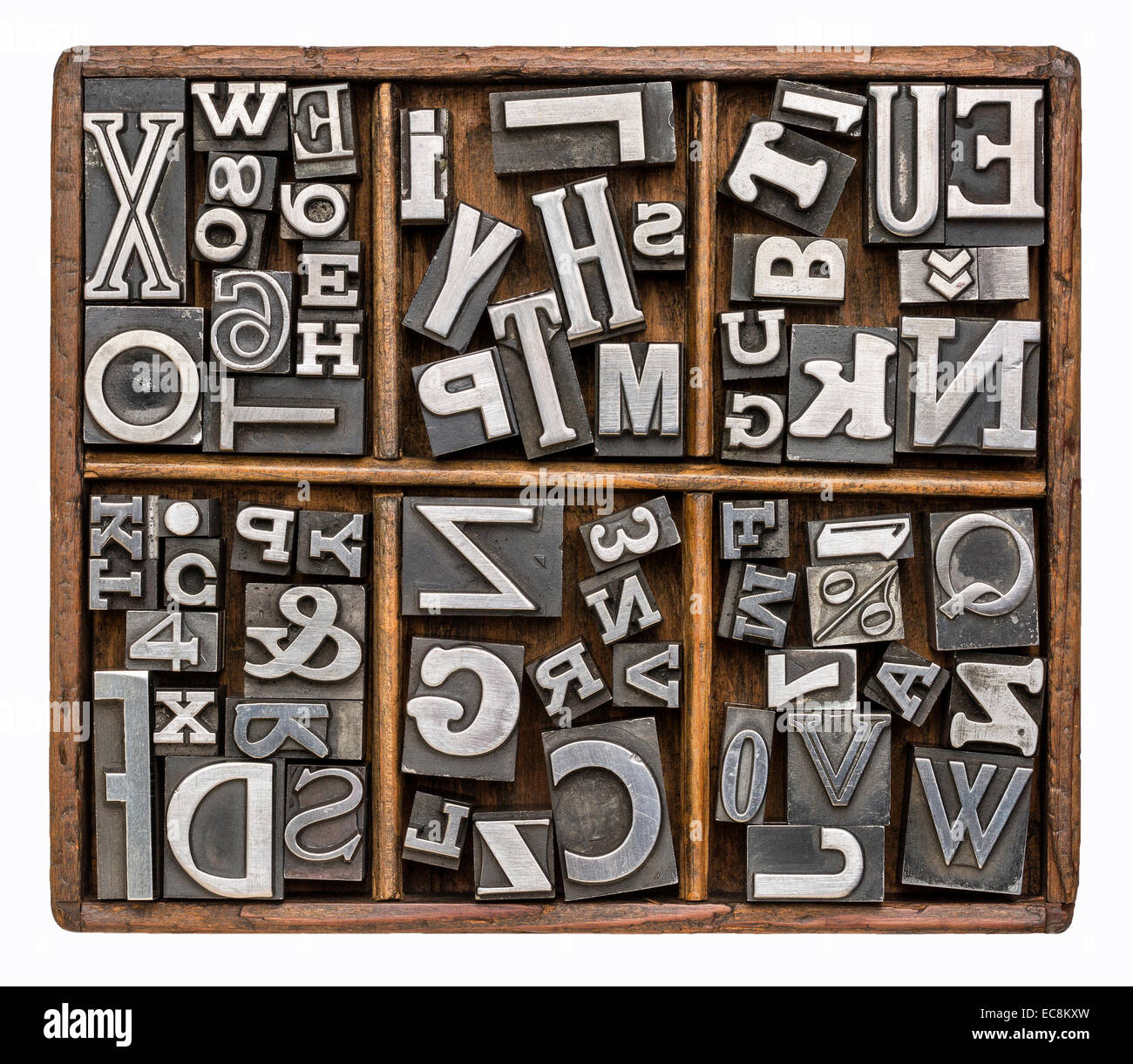 Alphabet und andere Symbole im alten Metall geben Druckstöcken in einer rustikalen hölzernen Schriftsetzer-box Stockfoto