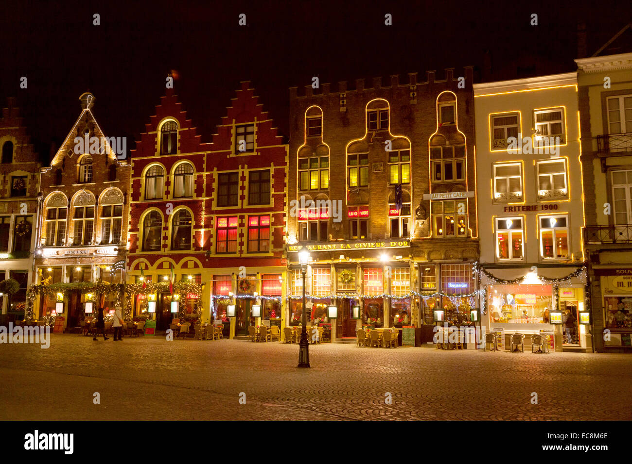 Restaurants und Cafés auf dem Marktplatz (Marktplatz) am Abend, Brügge, Belgien, Europa Stockfoto