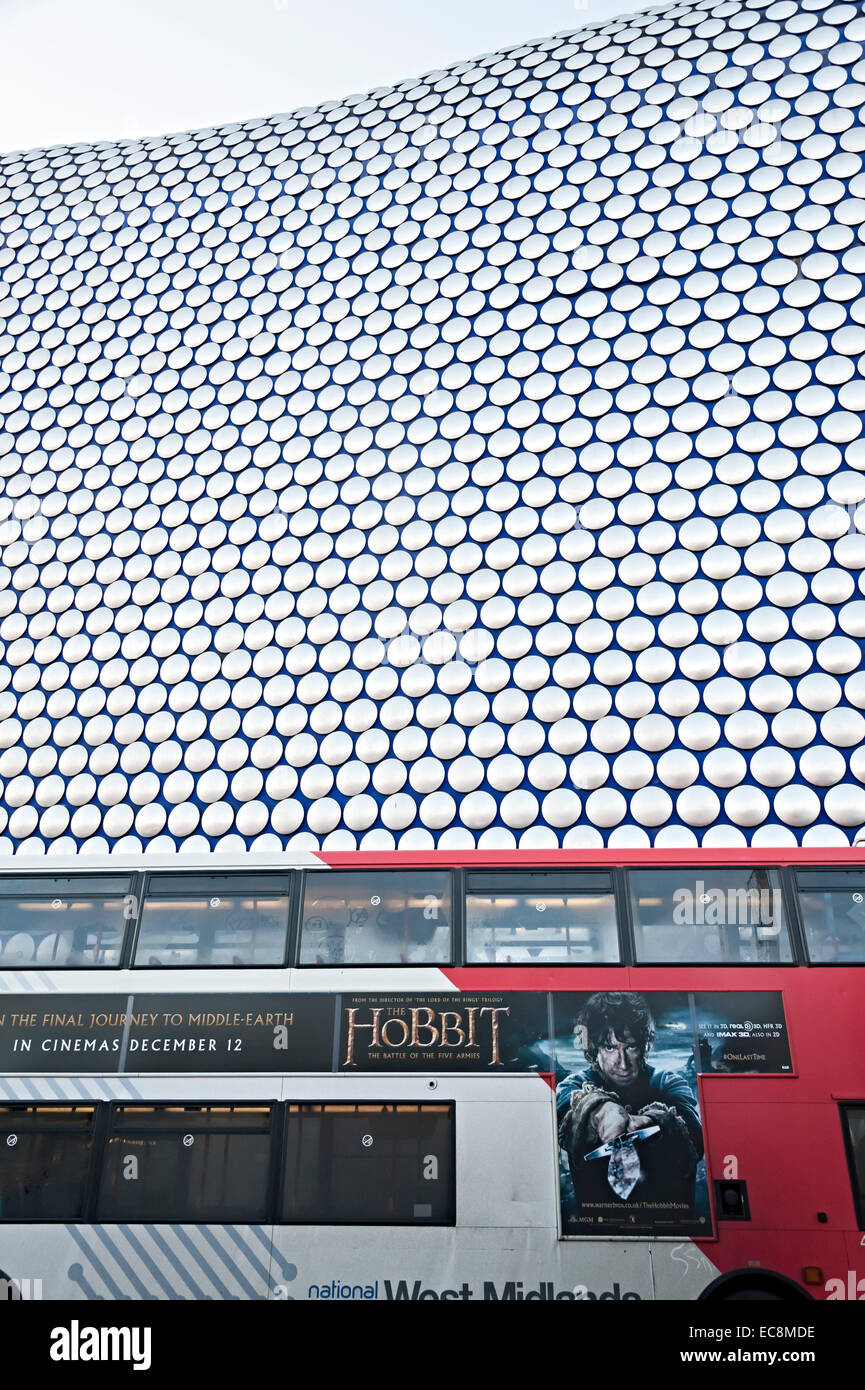 Birmingham-Bus neben Selfridges Birmingham Bullring in der Weihnachtszeit 2015 Stockfoto